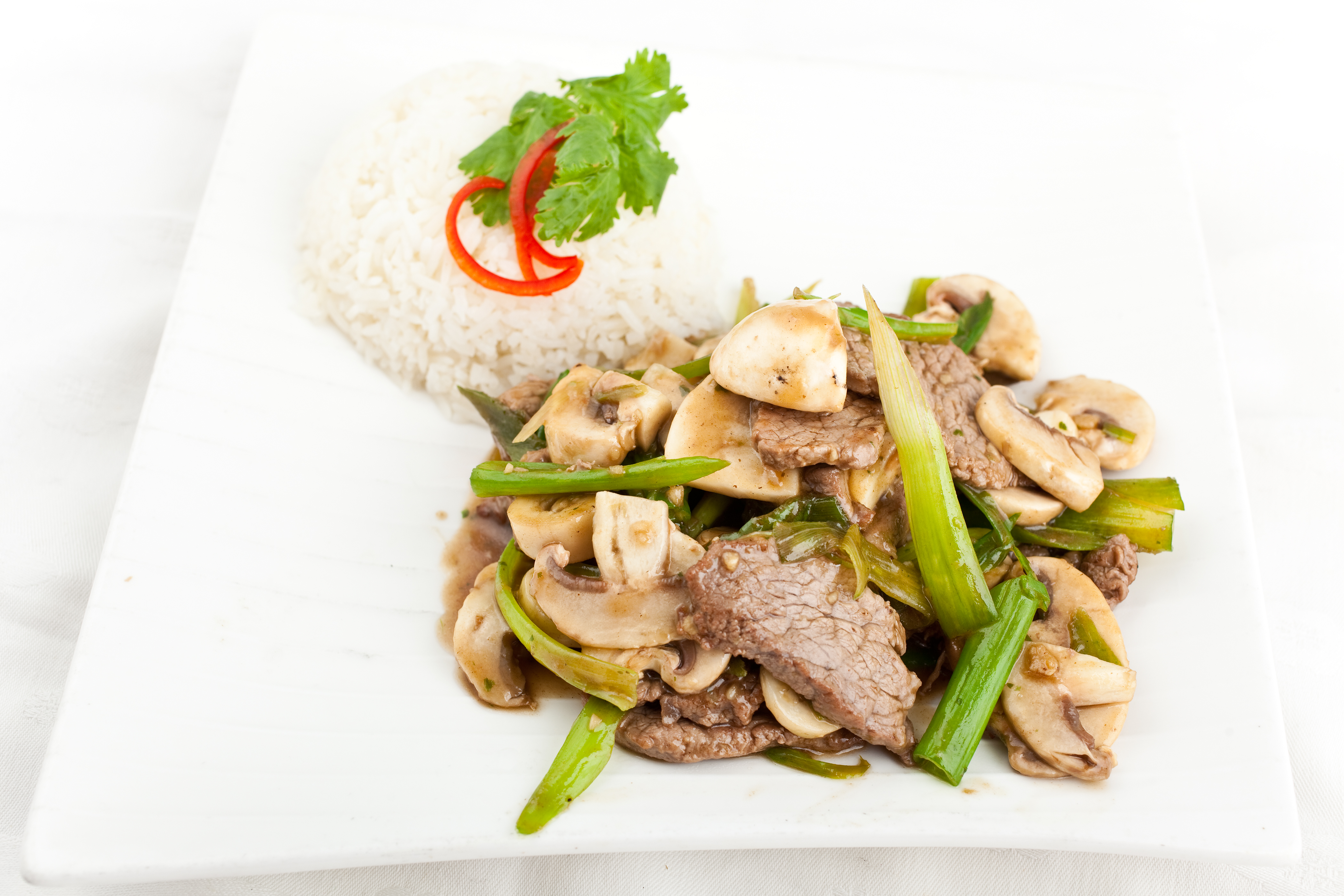 GOVEDINA S MLADO ČEBULO IN GOBAMI GOVEDINA S MLADO ČEBULO IN GOBAMI